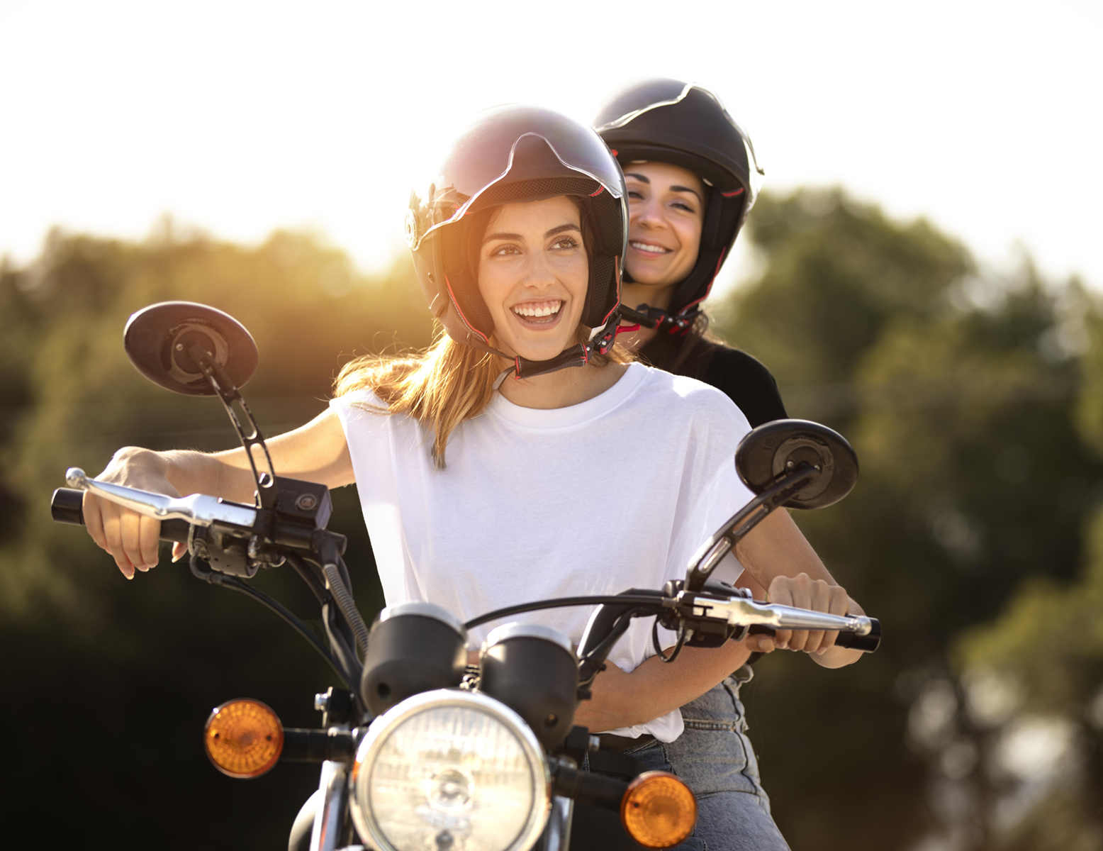 Imagen de dos chicas en una moto